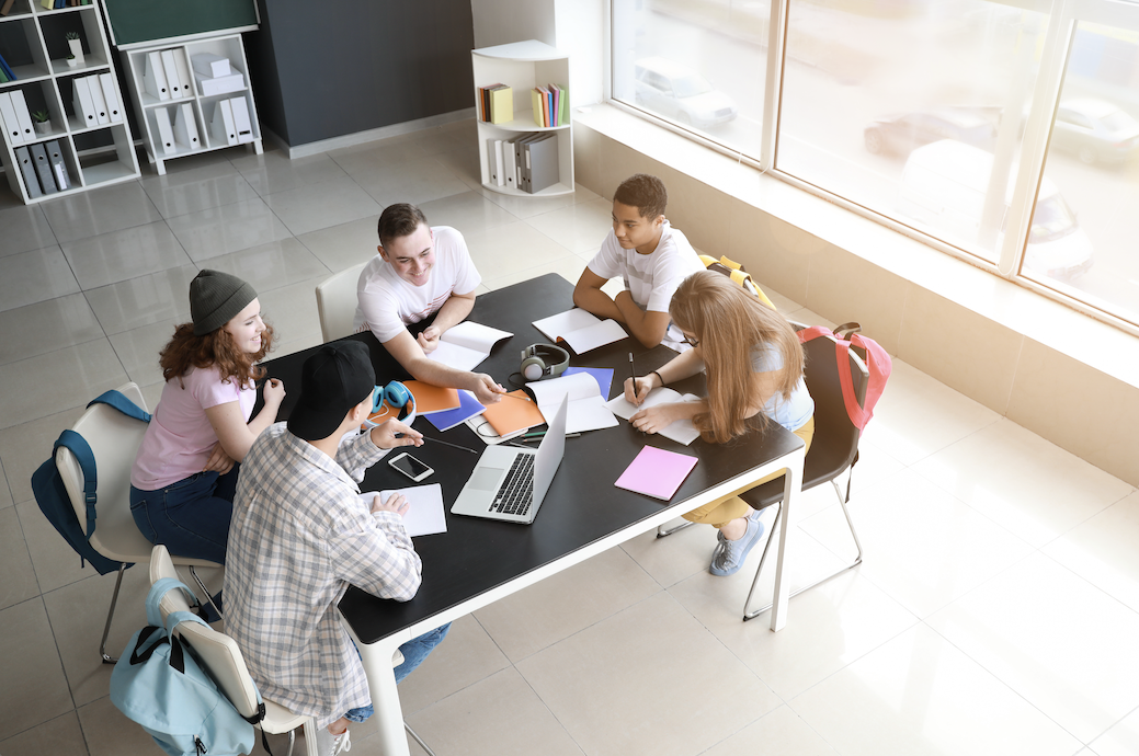 Estudiantes creando con tecnología