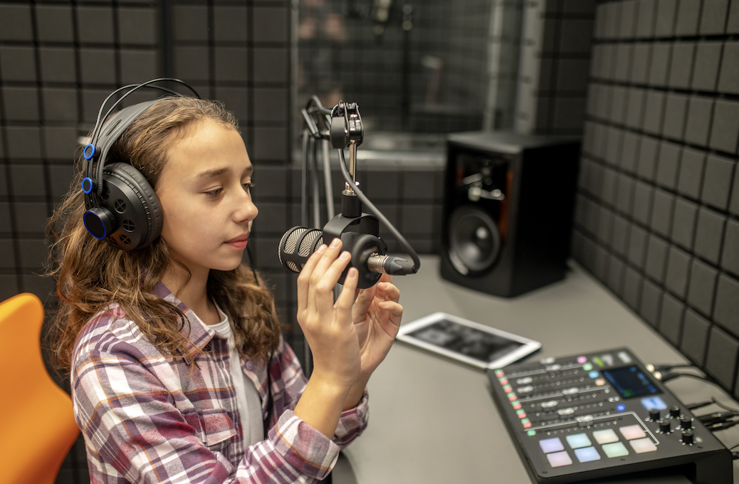 Estudio de podcast con micrófono profesional