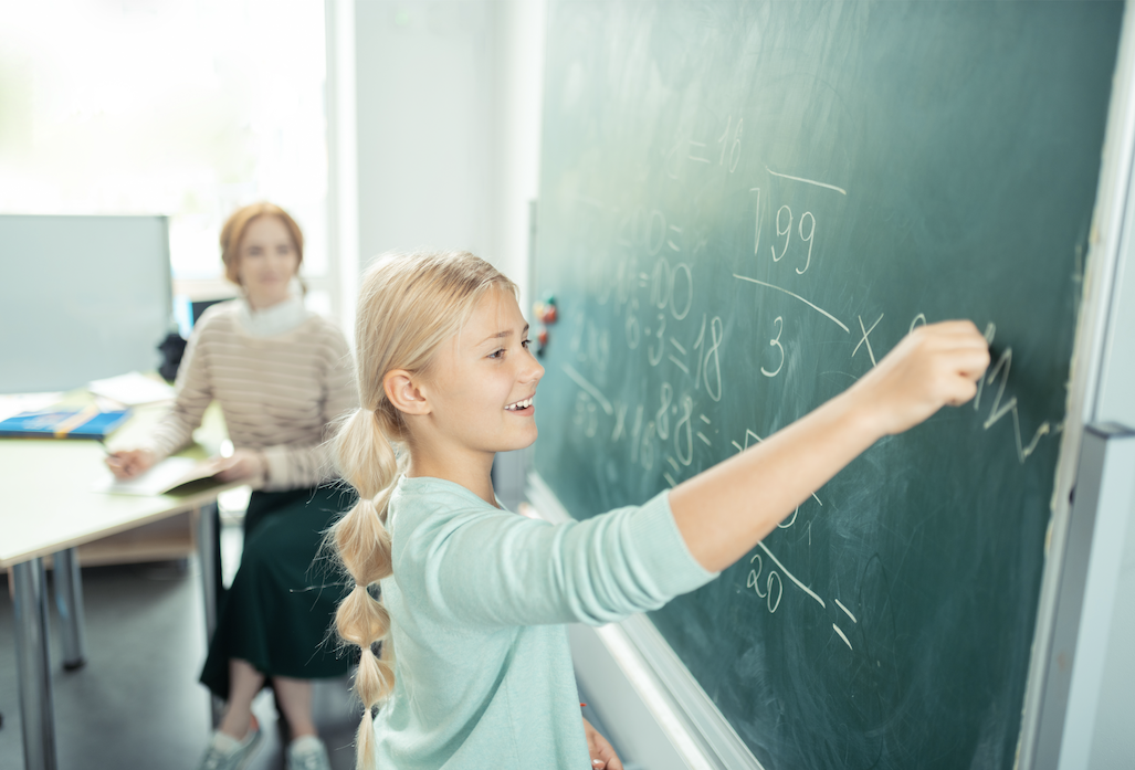 Fórmulas matemáticas en una pizarra